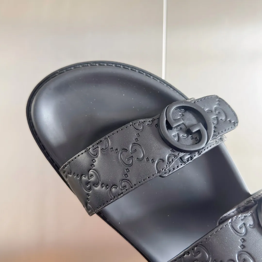 [G Home] Men's Men's Shoes💰: 300💰Size: 38-45 🆕2024Gucci Gucci Summer New Style Double G Presbyopia Flip-flops Cross Sandals Thick Sole Slippers Beach Shoes Original Purchase and Development Production G family's 2024 new summer dark horse items, fashion bloggers at home and abroad have put on the show, and it has become popular on social platforms at home and abroad. Fashionistas must pay for it, and they spend a lot of money to create ingenious craftsmanship and accurately restore every detail. Exquisite packaging at the delivery counter🛍📦 ▪️ Fabric: Original imported double G presbyopic leather ▪️ Lining: Original imported leather ▪️ Sole: Original open molded T men's shoes 💰U outsole ▪️ Bottom thickness: 3CM